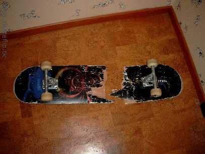skaten gevaarlijk! kapot skateboard